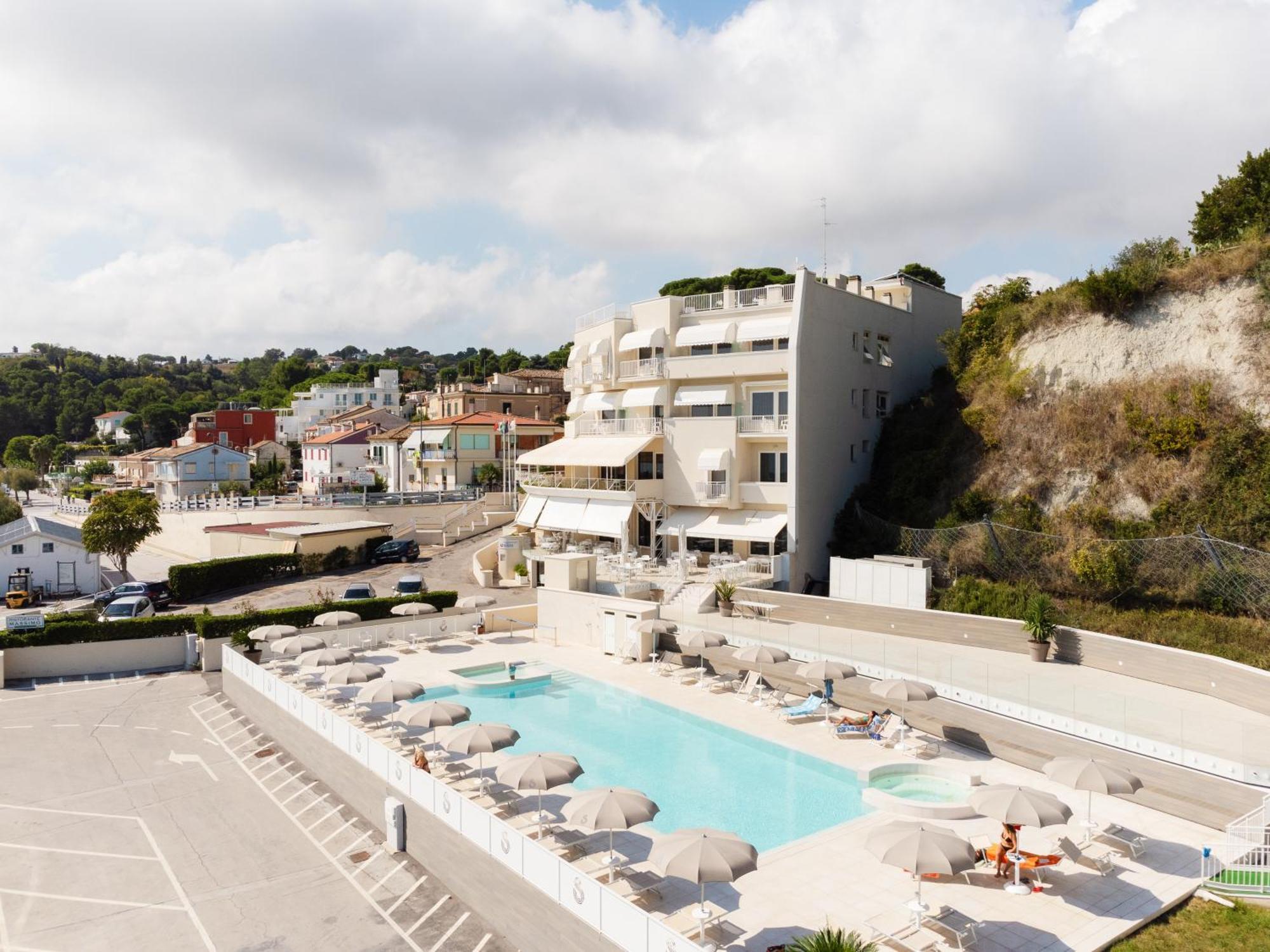 Hotel Scogliera Numana Exterior foto